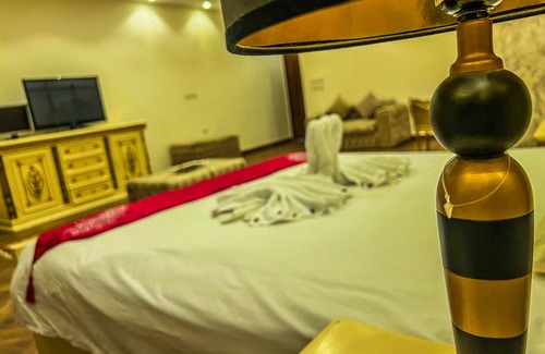 Giza Apartment | Cozy 3-bedroom apartment in charming Giza Pyramids Plateau with WiFi, AC.