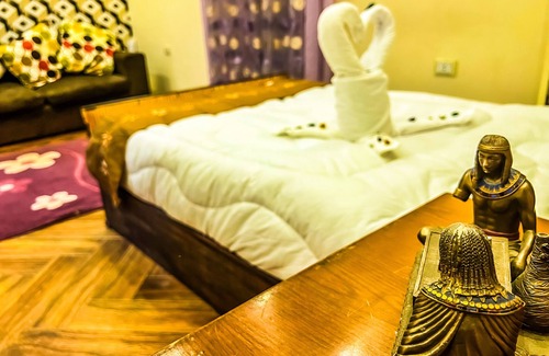 Giza Apartment | Cozy 3-bedroom apartment in charming Giza Pyramids Plateau with WiFi, AC.