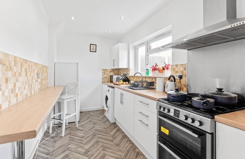 Dudley House | Cozy 3 Bedroom Entire House For Short and Long Stay