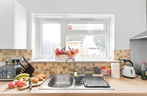 Dudley House | Cozy 3 Bedroom Entire House For Short and Long Stay