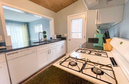 Elyria House | Cozy 3 bedroom house in a nice neighborhood