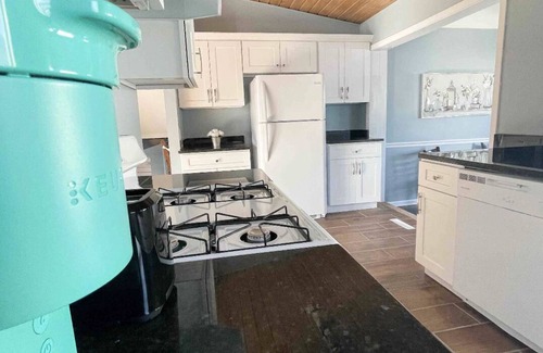 Elyria House | Cozy 3 bedroom house in a nice neighborhood
