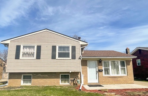 Elyria House | Cozy 3 bedroom house in a nice neighborhood
