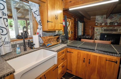 Oakhurst Cabin | Cozy 3-bedroom log Cabin. Just minutes away from Bass Lake.