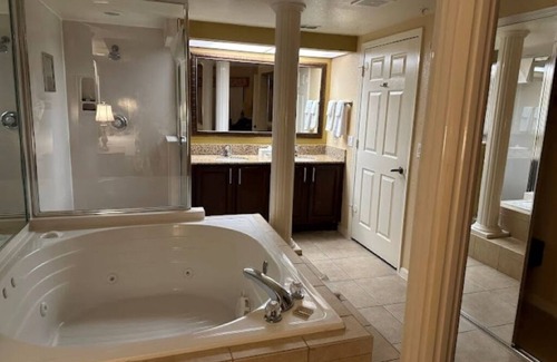 Florida Central Atlantic Coast Resort | Cozy 3-bedroom resort with 2 jacuzzi's, waterpark, fitness in beautiful Orlando