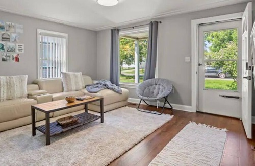 Taylor House | Cozy 3 Bedroom Near DTW And Downtown Detroit