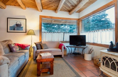 Taos Ski Valley Cabin | Cozy 3-bedroom cabin in charming Taos Ski Valley with WiFi