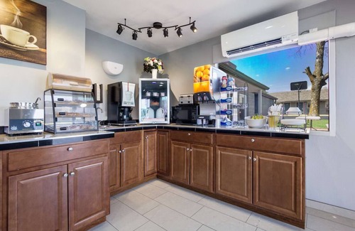 Salem Hotel | Cozy 3 Double Rooms! Spacious, Non-Smoking, Near Local Shops & Historic Sites!