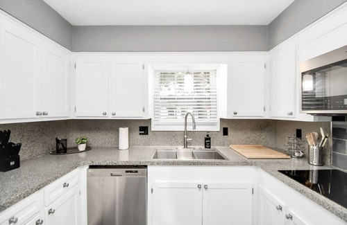 Westbury Apartment | Cozy 3-GameDen Escape HSWifi Aprox 10Min to NRG