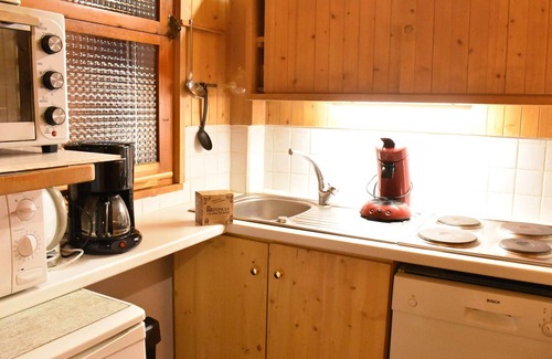 Meribel Apartment | Cozy 3-Room Apartment for 6 in Meribel – Near Slopes & Shops, Stunning Views, Fireplace & Balconies