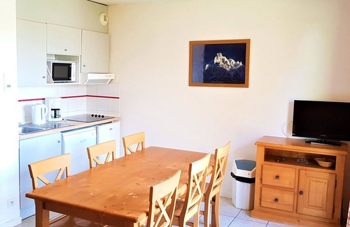 La Joue du Loup Ski Chalet | Cozy 3-Room Chalet for 7 with Shared Pool and Sauna in Les Flocons du Soleil