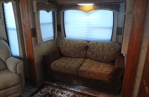 Dickinson House | Cozy 34 Foot RV In San Leon, TX, Near Galveston Bay, With Washer And Dryer
