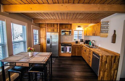 Government Hill Apartment | Cozy 3B with Yard 2 min to Downtown