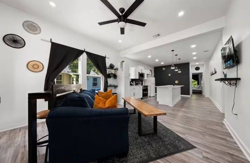 Eastside Promise Neighborhood House | Cozy 3BD/2BA Lackland JBSA SeaWorld Riverwalk