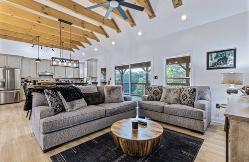 Sevierville Cabin | *Cozy 3BD Cabin w/HOT TUB! Fire Pit + Near LAKE!*