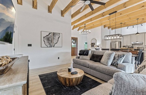 Sevierville Cabin | *Cozy 3BD Cabin w/HOT TUB! Fire Pit + Near LAKE!*