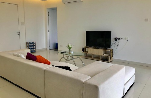 Gelugor Apartment | Cozy 3BR Family Suites with Amazing View @ Level39