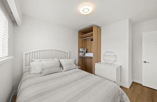 Knight House | Cozy 3BR Holiday Retreat 2 Free Parking AC King BD