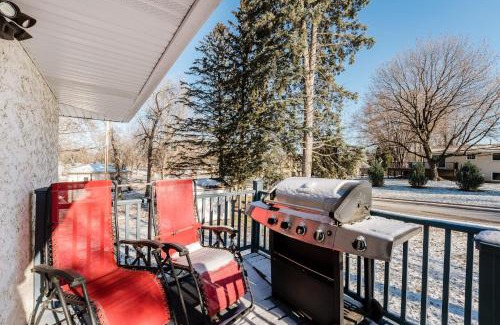 Oakdale Apartment | Cozy 3BR Home in Oakdale with BBQ & Private Patio!
