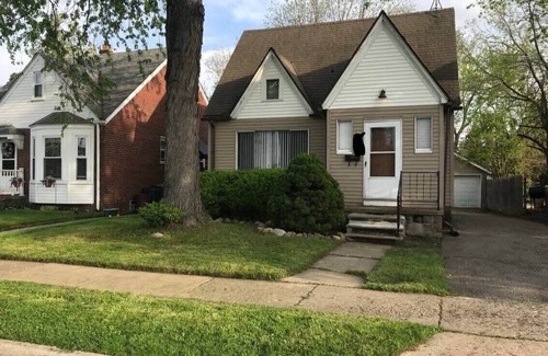Pontiac House | Cozy 3BR Home | Perfect for Business + Family Stays