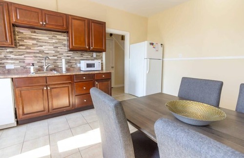 Saint John House | Cozy 3BR Loft in Heart of Uptown - Parking & Coffee