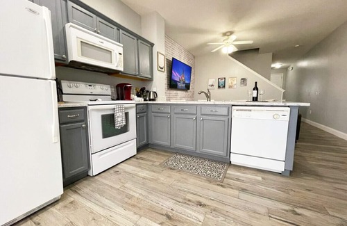 Crestwynd Bay House | Cozy 3BR Townhouse Next Disney