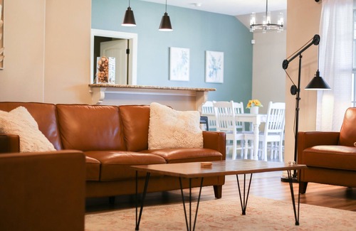 Wolfforth House | Cozy 4 Bdrm with spacious private primary suite