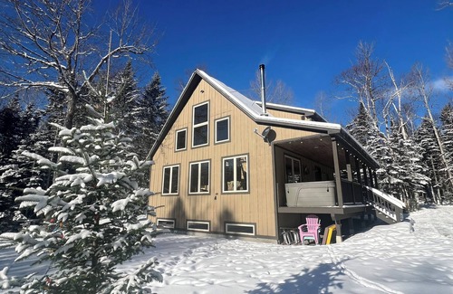 Rangeley Cabin | Cozy 4-bedroom cabin with views of Saddleback mountain- WiFi plus an EV charger