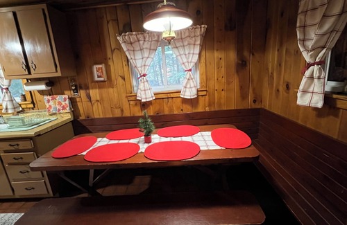 Stratton Cabin | Cozy 4-bedroom cabin. 5 Miles to Mount Snow and 8 miles to Stratton Sun Bowl.