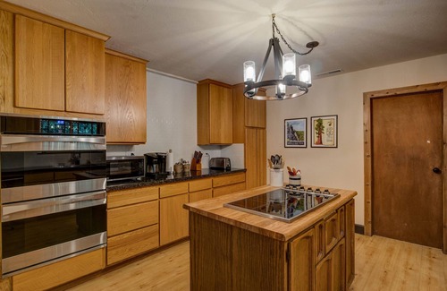 Glencoe Cabin | Cozy 4 bedroom Cabin with Hot Tub and BLS & Sequoia Woods access