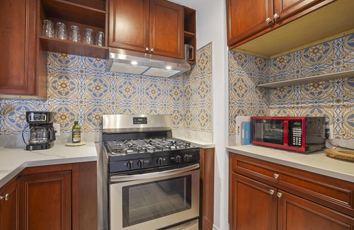 Lake Worth House | Cozy 4-bedroom w/fire pit 5 minutes from lake!