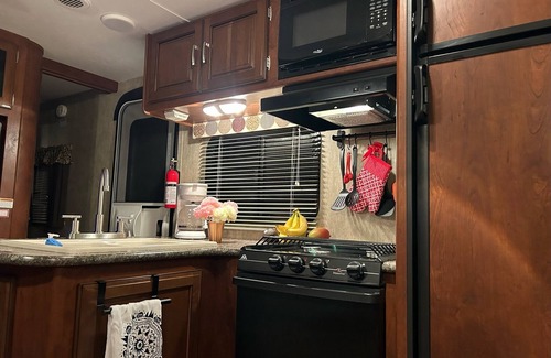 Lexington House | Cozy 5 Bed Glamping Retreat Peachessa Experience @ KHP