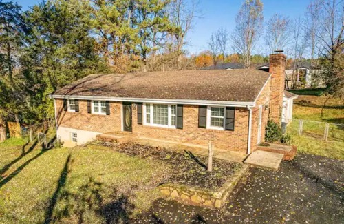 Lynchburg House | Cozy 5-bedroom house; full of amenities and more