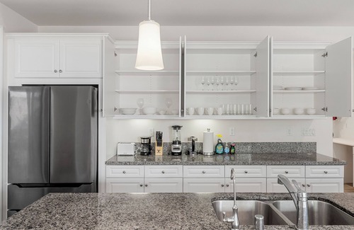 Ontario House | Cozy 5B4.5B|Communal Pool|Pets OK|Garage & Driveway|Specious Backyard #42465