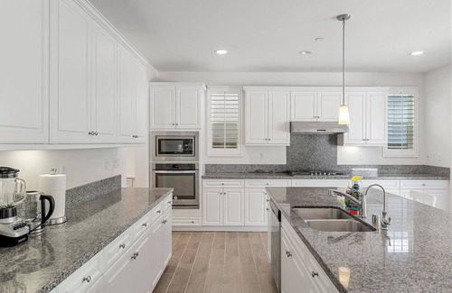 Ontario House | Cozy 5B4.5B|Communal Pool|Pets OK|Garage & Driveway|Specious Backyard #42465