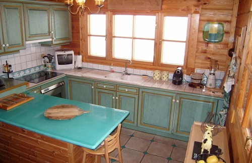 Cohennoz Ski Chalet | Cozy 9-Person Wooden Chalet with Modern Amenities, Near Slopes, Shops & WiFi