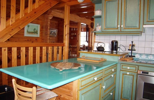 Cohennoz Ski Chalet | Cozy 9-Person Wooden Chalet with Modern Amenities, Near Slopes, Shops & WiFi