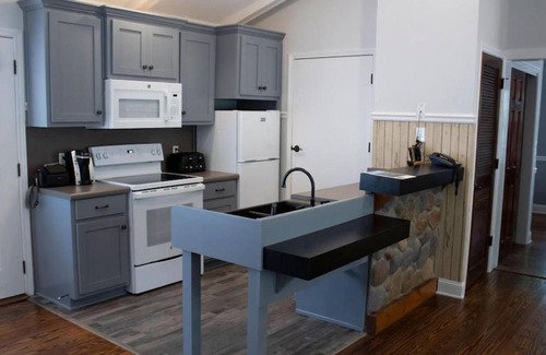 Buford Cabin | Cozy Accessible Lakeside House with Deck & Bbq!