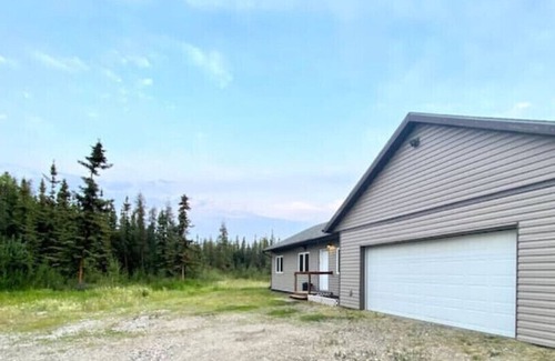 Badger House | Cozy Alaskan Stay: 3BR home, aurora views + garage