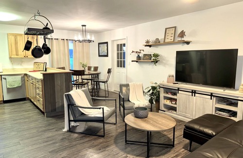 Badger House | Cozy Alaskan Stay: 3BR home, aurora views + garage