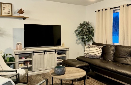 Badger House | Cozy Alaskan Stay: 3BR home, aurora views + garage