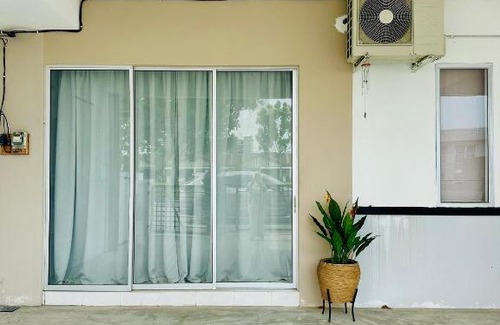 Bota House | Cozy All Four Bedroom with Aircond Stay wifi and Netflix