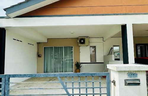 Bota House | Cozy All Four Bedroom with Aircond Stay wifi and Netflix