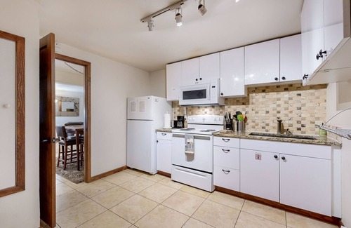 Intermountain Apartment | Cozy Alpine Studio w/High-End Mattresses, Hot Tub & Full Kitchen