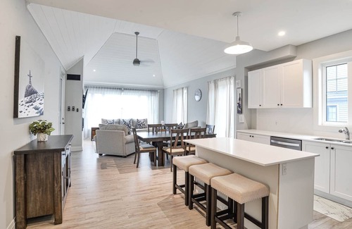 Minett Cottage | COZY AND BRIGHT 5 BR LAKE ROSSEAU COTTAGE W/GREAT VIEWS, POOL AND BEACH ACCESS!