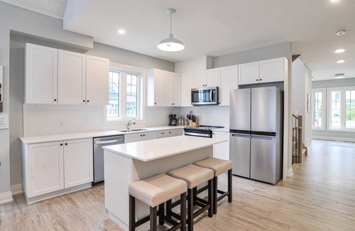 Minett Cottage | COZY AND BRIGHT 5 BR LAKE ROSSEAU COTTAGE W/GREAT VIEWS, POOL AND BEACH ACCESS!