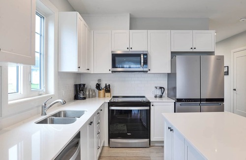 Minett Cottage | COZY AND BRIGHT 5 BR LAKE ROSSEAU COTTAGE W/GREAT VIEWS, POOL AND BEACH ACCESS!