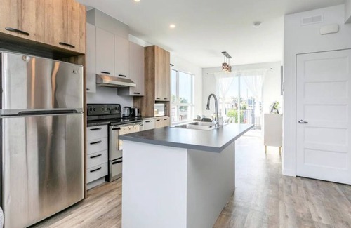 Longueuil Condo | Cozy and charming 3BDR, Longueuil free parking
