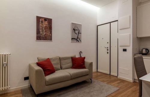 Universita Apartment | Cozy and comfortable 70sqm apartment, able to accommodate up to 3 people, located on the ground floor of a five-story building, less than 5 minutes' walk from the Bologna Metro station and the square of the same name.The apartment is complete with a livi