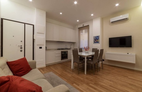 Universita Apartment | Cozy and comfortable 70sqm apartment, able to accommodate up to 3 people, located on the ground floor of a five-story building, less than 5 minutes' walk from the Bologna Metro station and the square of the same name.The apartment is complete with a livi